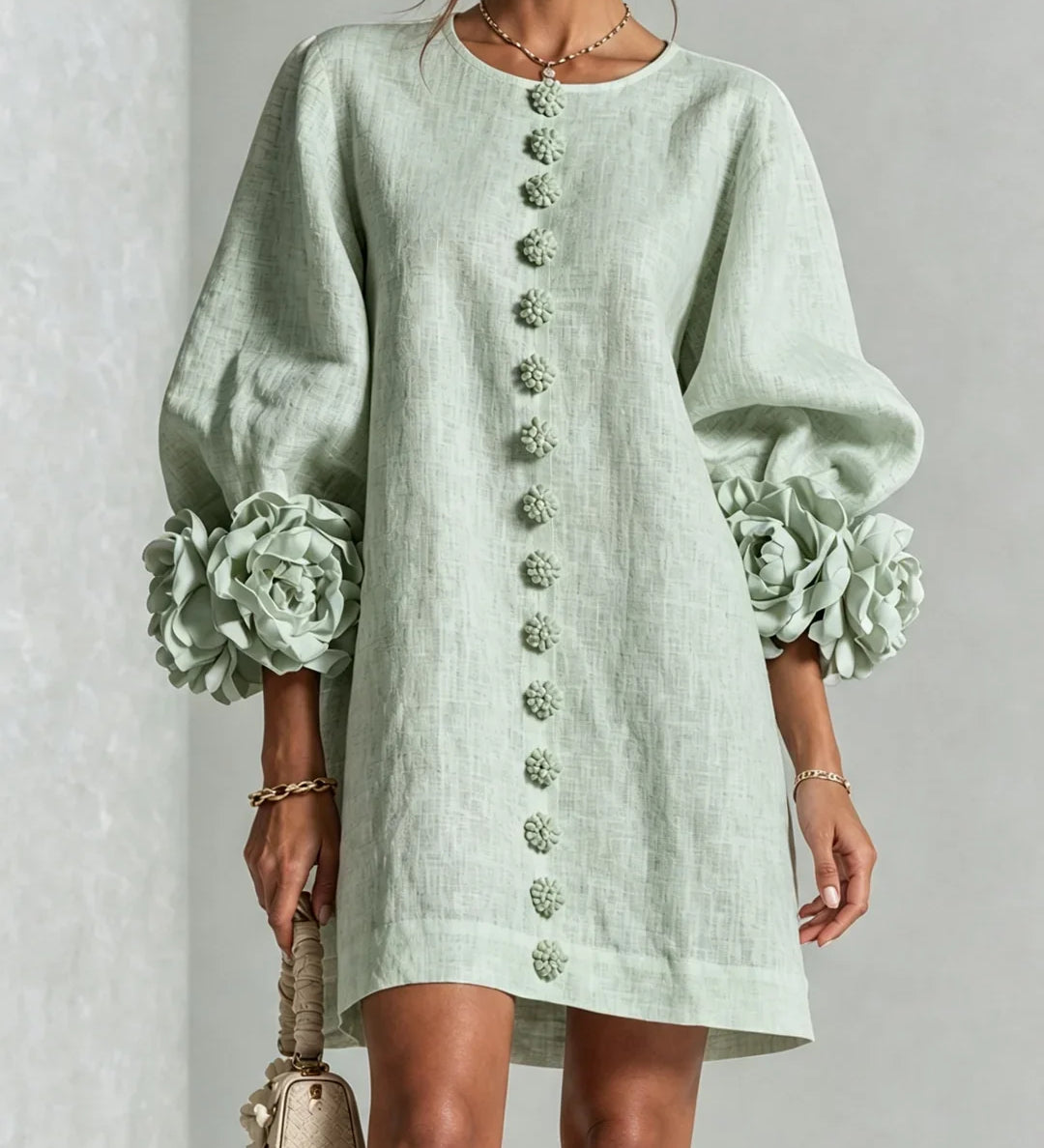 Elvira Mini Šaty s Kvetinovými Gombíkmi a Rukávmi
