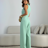 Jumpsuit Carol F. Šéf, ktorý hovorí jazykom súčasného luxusu s dokonalou siluetou pri každej príležitosti.